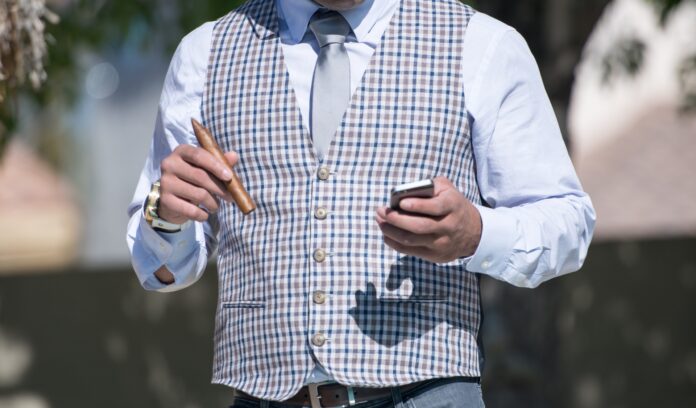 gut gekleideter Mann mit Zigarre