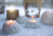 Kerzen im Schnee zu Weihnachten