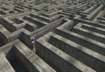Mann in ein Labyrinth orientiert sich