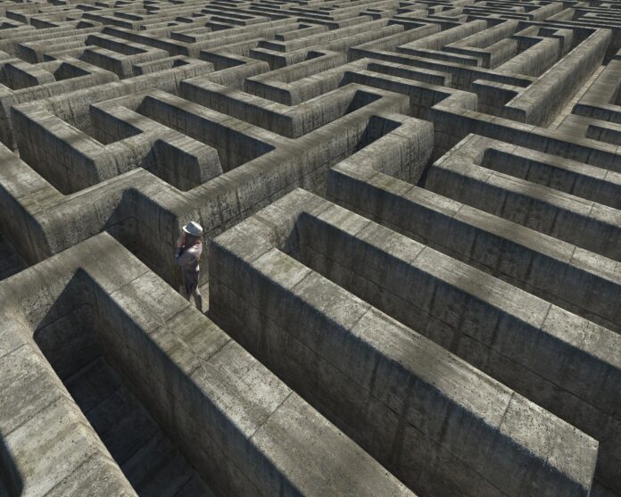Mann in ein Labyrinth orientiert sich