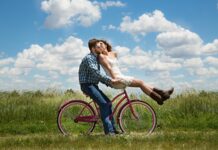 verliebtes Paar auf einem Fahrrad