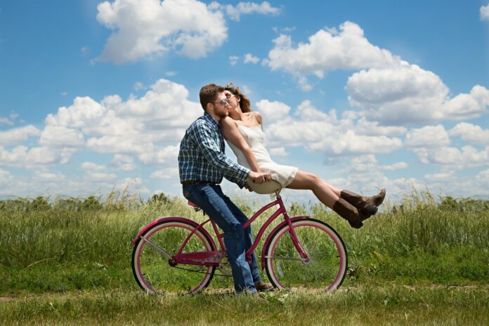 verliebtes Paar auf einem Fahrrad