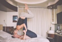 Acroyoga akrobatische Pose im Bett