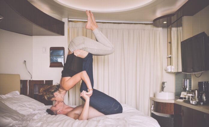 Acroyoga akrobatische Pose im Bett