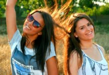 zwei lachende Frauen mit langen Haaren