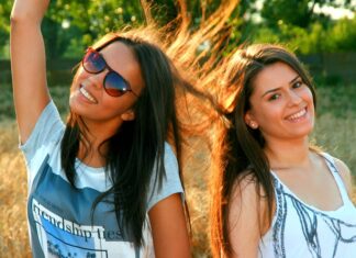 zwei lachende Frauen mit langen Haaren