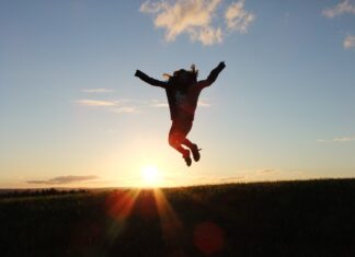 Frau springt vor Freude in die Luft