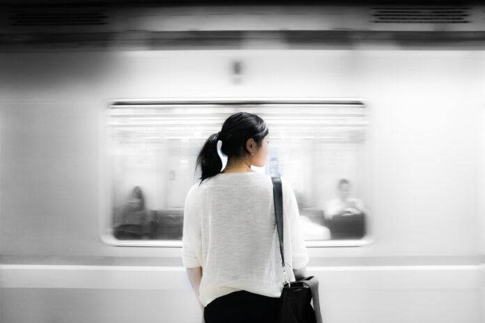 junge Frau wartet auf Zug