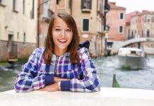 lachende Frau in Venedig