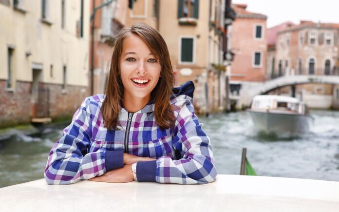 lachende Frau in Venedig