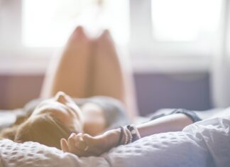 sexy Frau im Bett genießt die Morgenstunden
