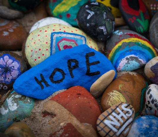 bemalte Steine auf denen das Wort Hoffnung steht
